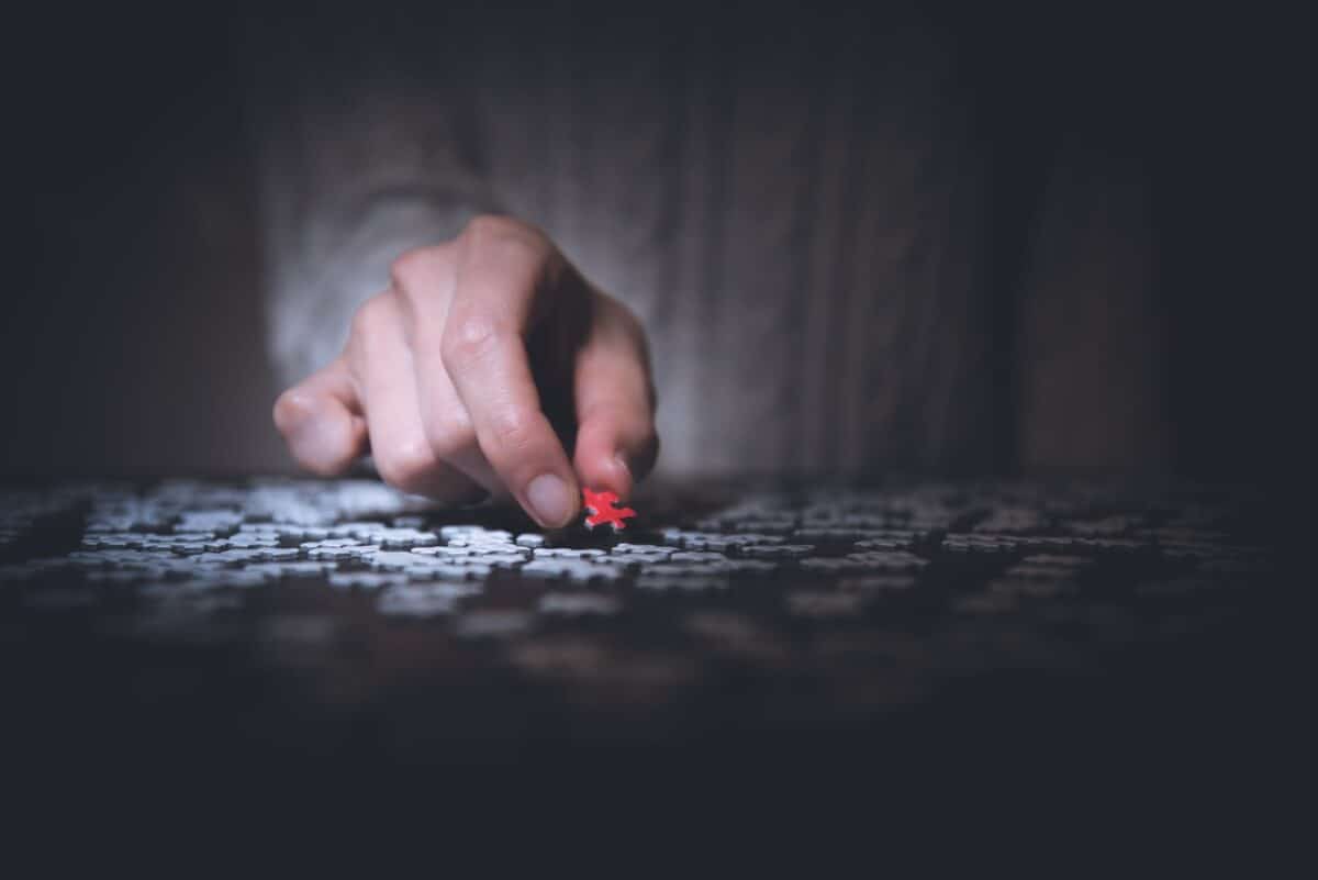 une personne faisant un puzzle