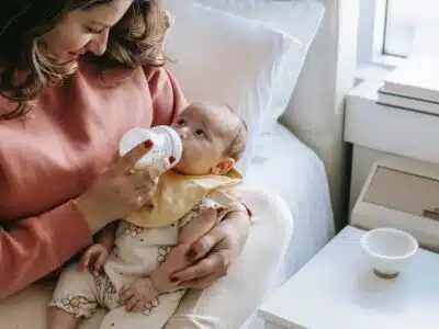 une mère donne le biberon à son enfant