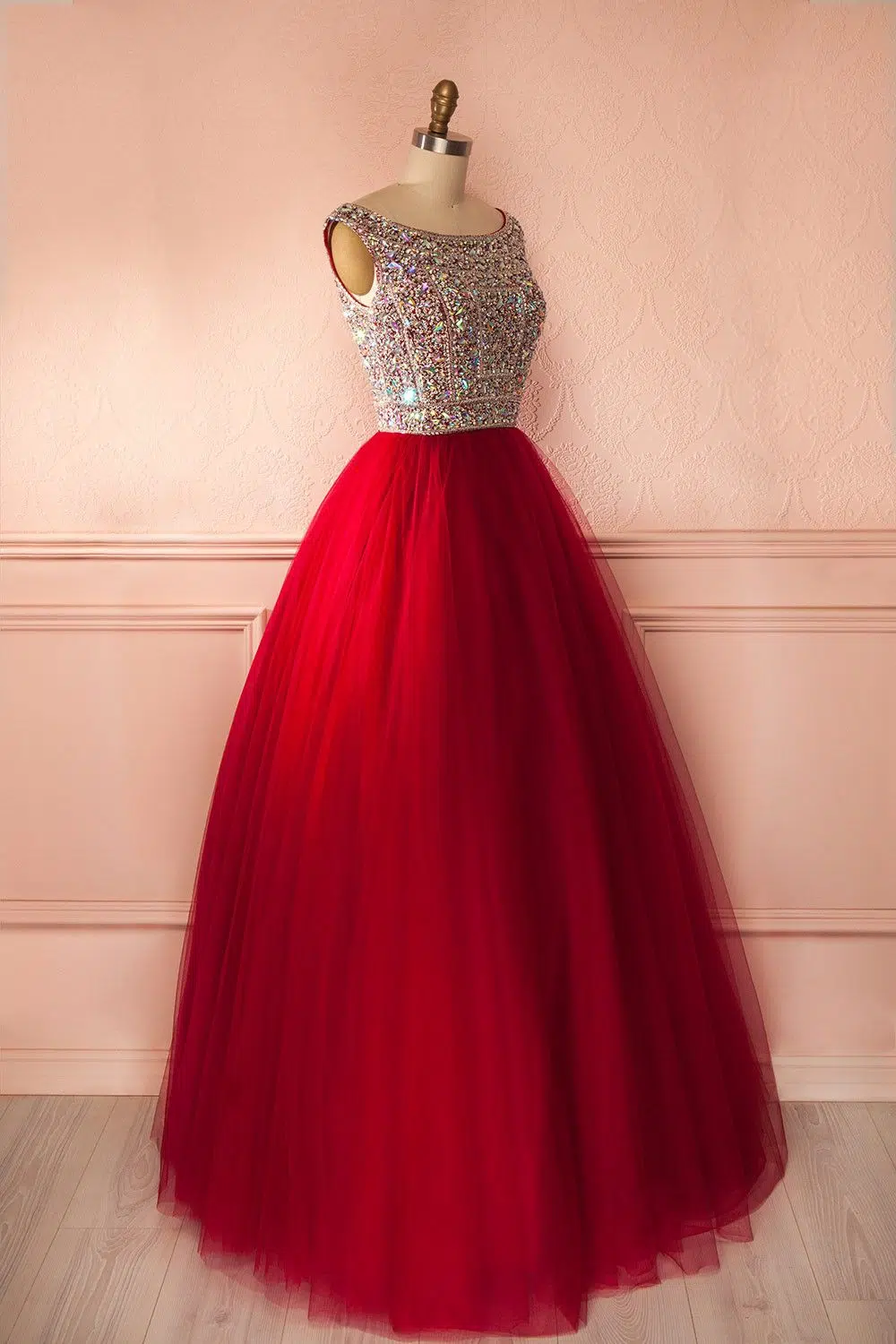 Une robe de bal avec un bas rouge