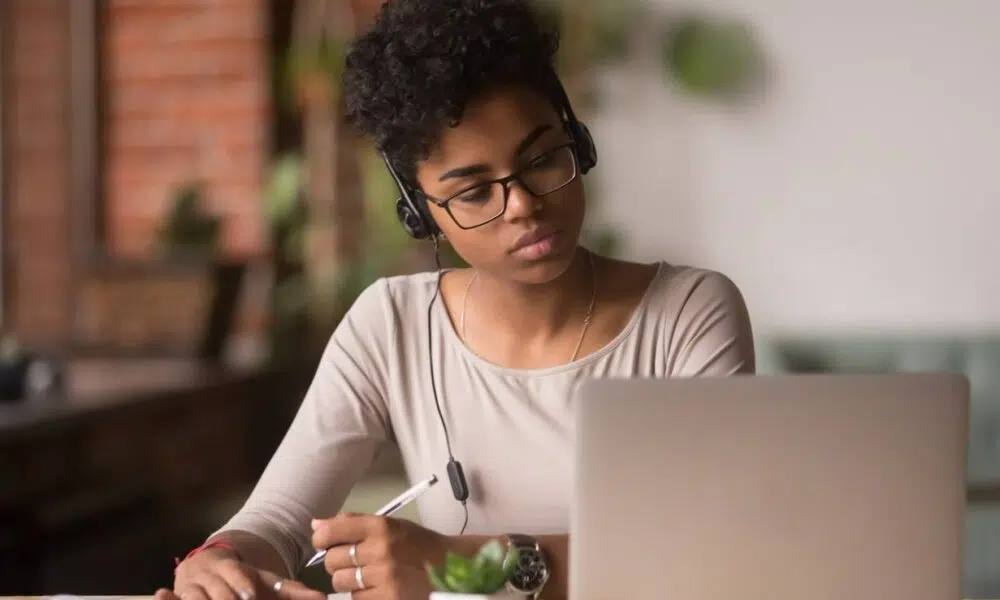 Femme fait une formation en ligne