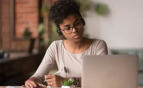 Femme fait une formation en ligne