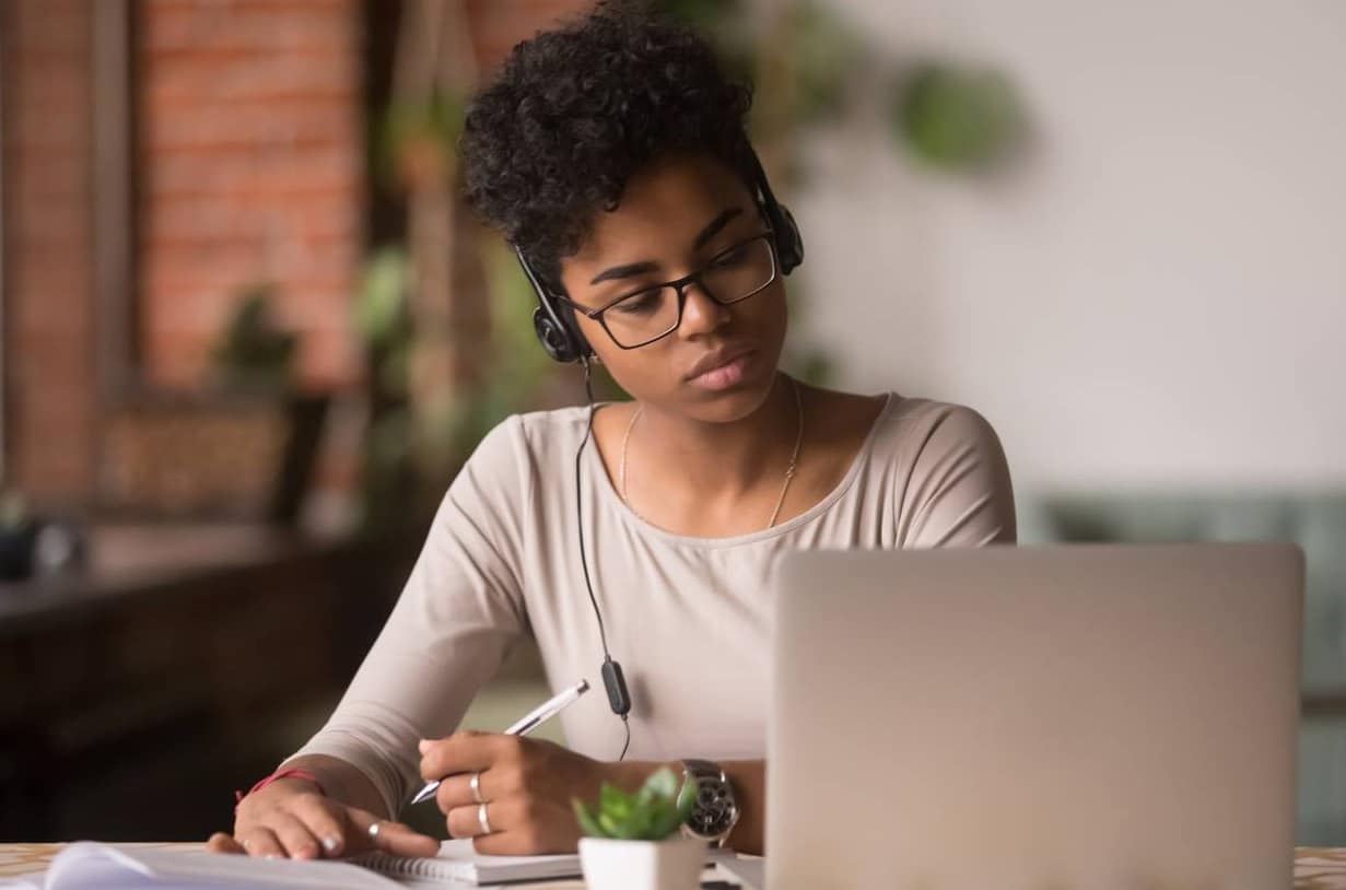 Femme fait une formation en ligne