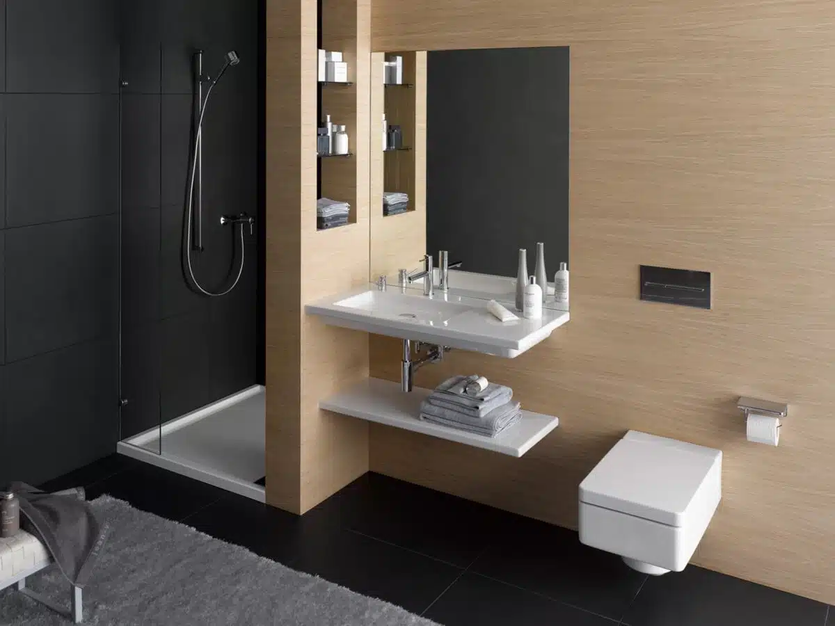 Petite salle de bain noir et bois : idées de décoration pour un espace chic et moderne