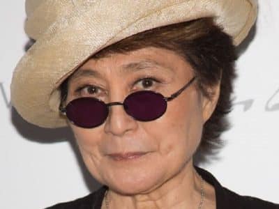 Yoko Ono (sa taille, son poids) qui est son mari