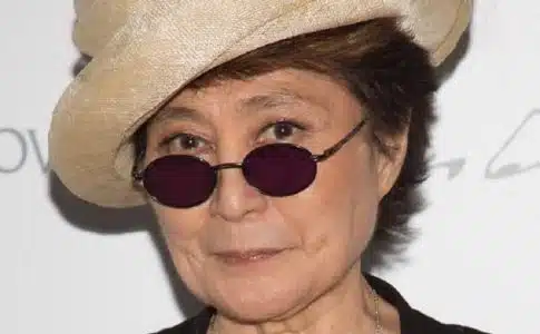 Yoko Ono (sa taille, son poids) qui est son mari