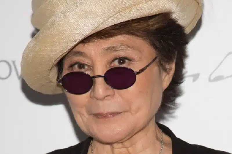Yoko Ono (sa taille, son poids) qui est son mari