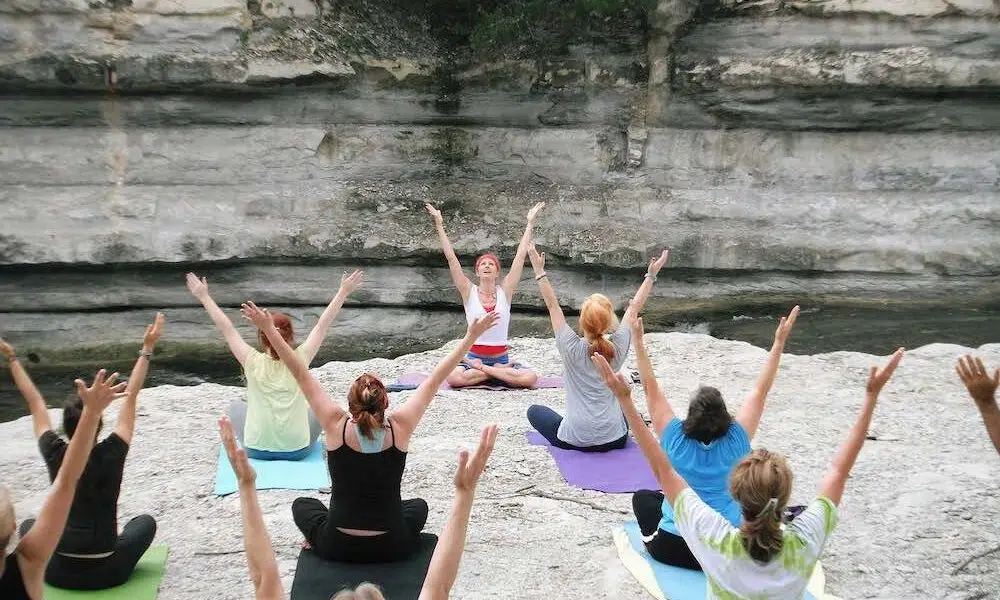 un cours de yoga à Nantes en extérieur