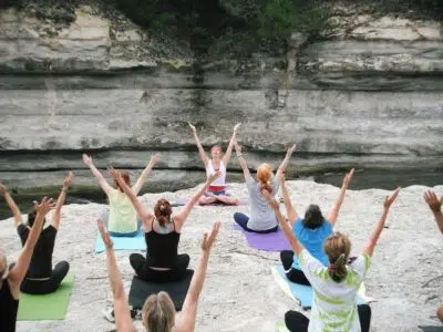 un cours de yoga à Nantes en extérieur