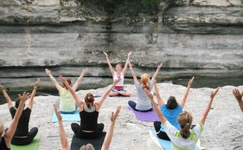 un cours de yoga à Nantes en extérieur