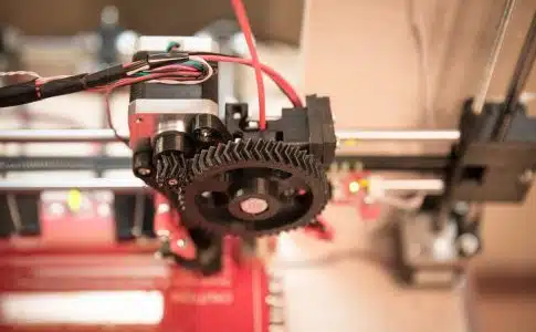Une imprimante 3D en plein travail
