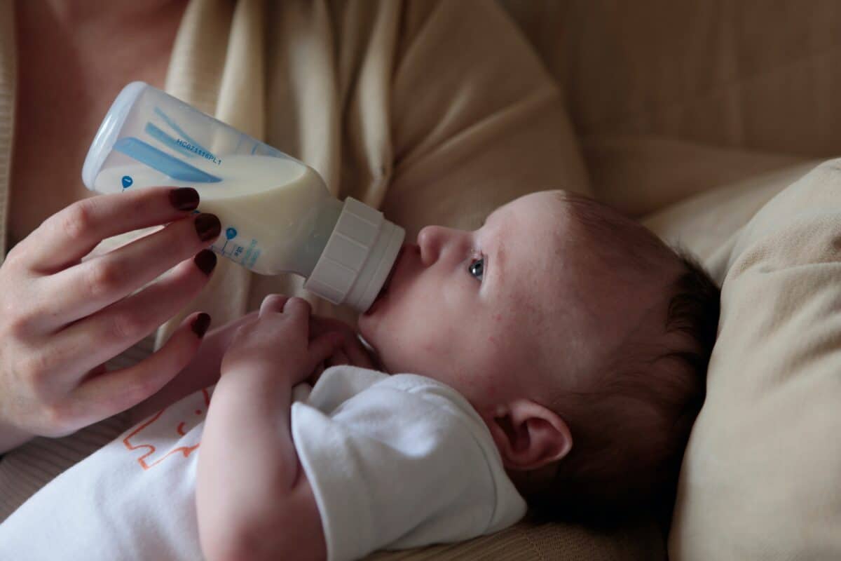un bébé qui boit son lait au biberon