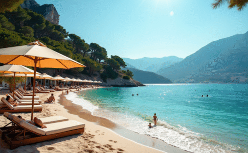 Plage en Corse avec eaux turquoise et montagnes en arrière-plan