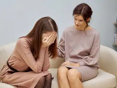 une jeune femme avec sa psy