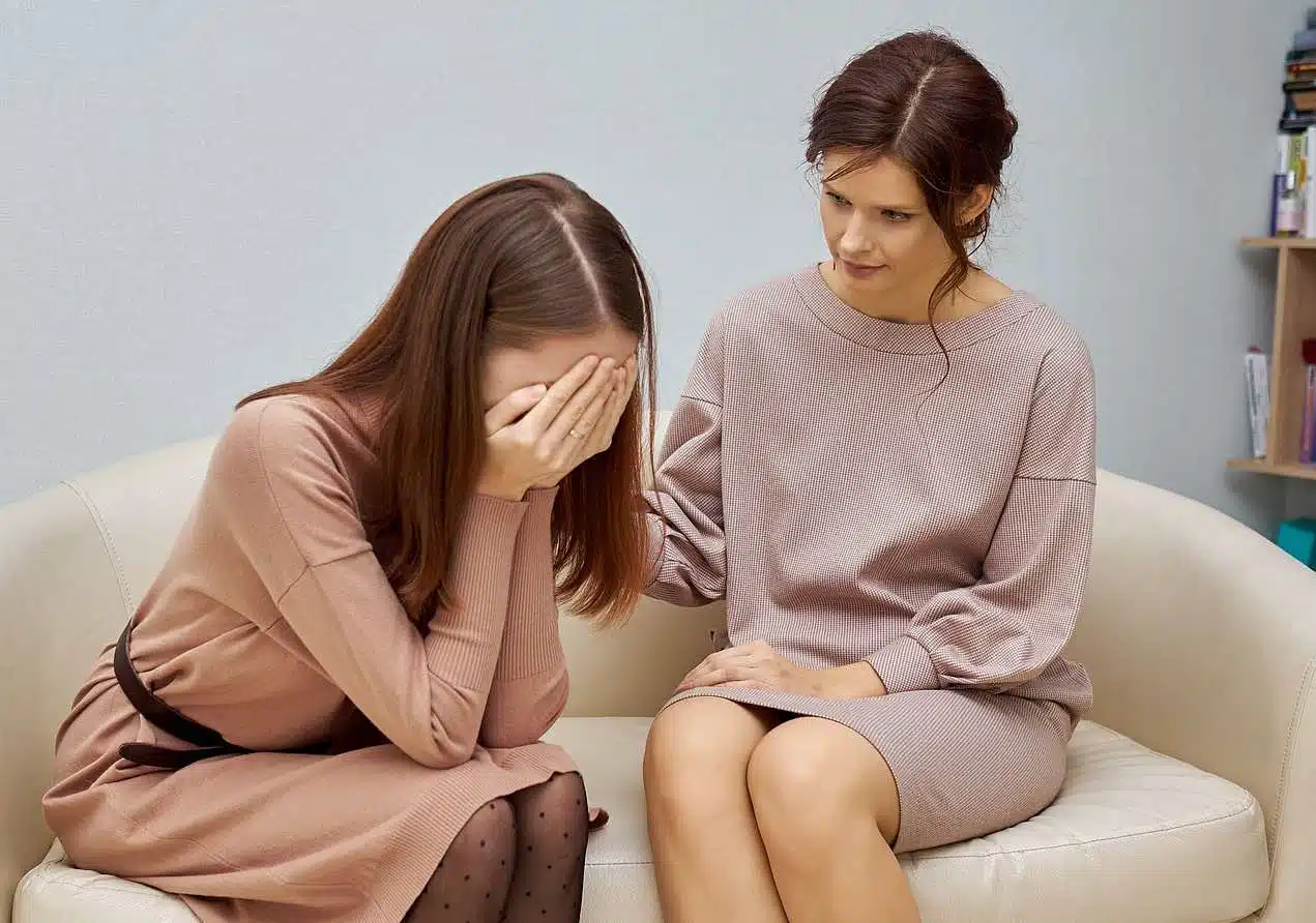 une jeune femme avec sa psy