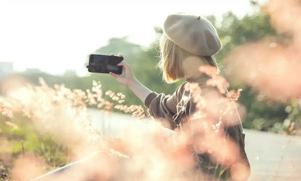 une influenceuse se prenant en vidéo