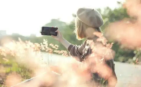 une influenceuse se prenant en vidéo