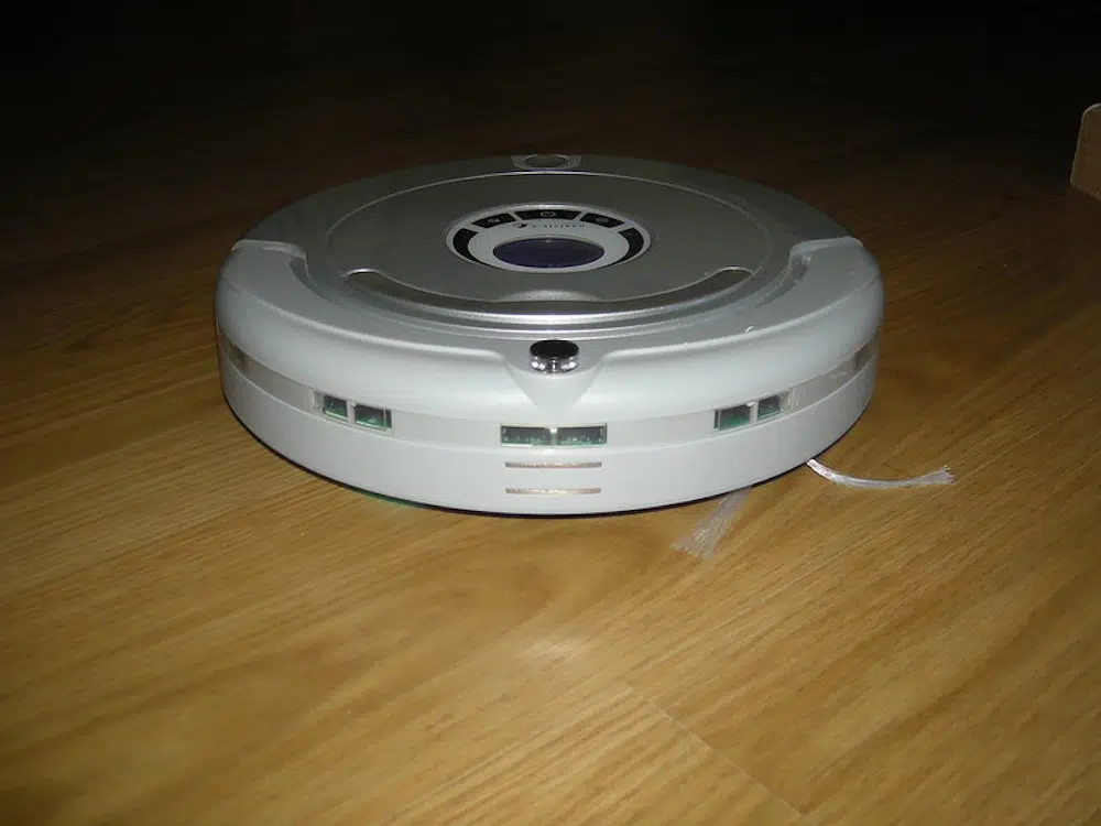 robot aspirateur en pleine action