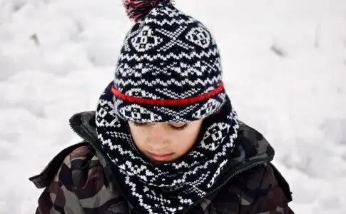 hiver avec un enfant portant un snood autour du cou et un bonnet
