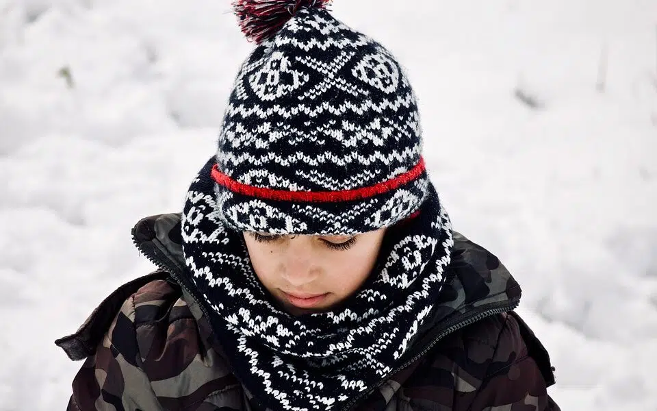 hiver avec un enfant portant un snood autour du cou et un bonnet