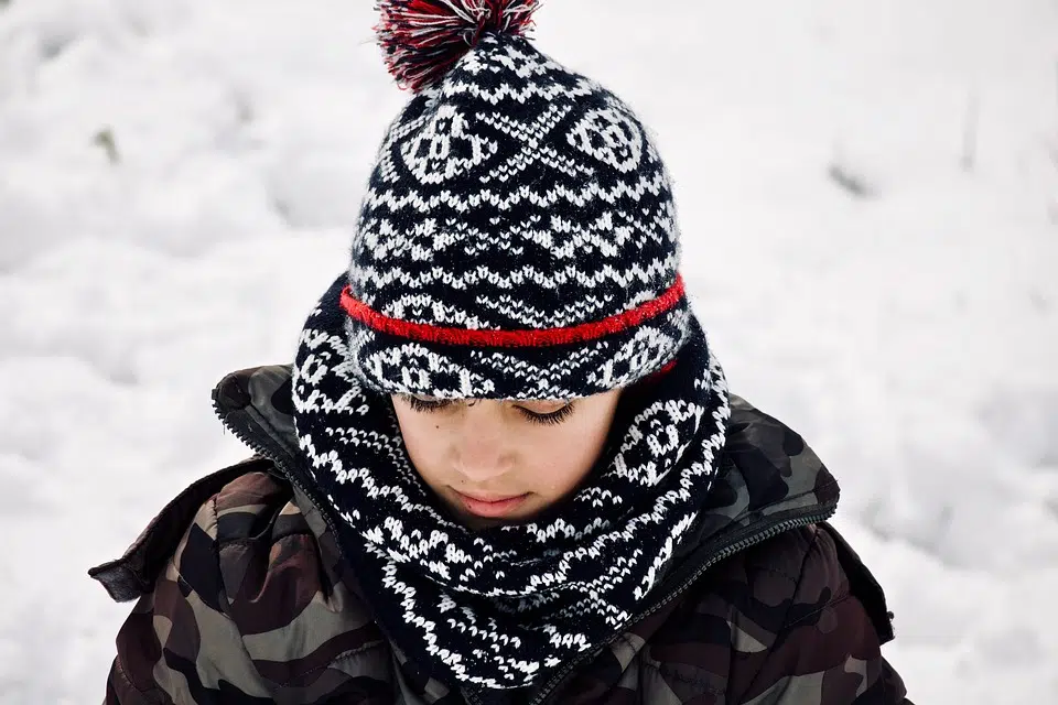 hiver avec un enfant portant un snood autour du cou et un bonnet
