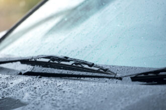 Urgence pare-brise : que faire si votre vitre se fissure en plein trajet ?