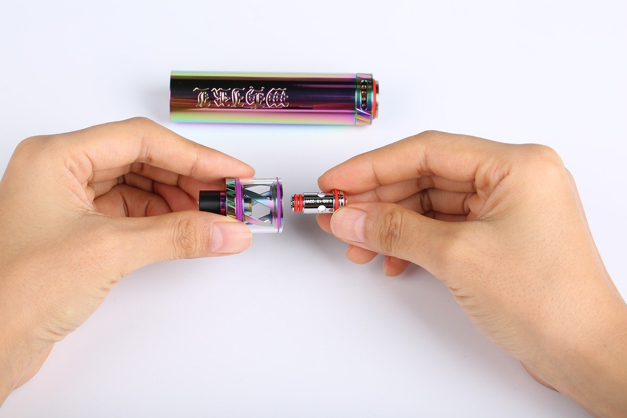Vape avec un design moderne sur fond clair